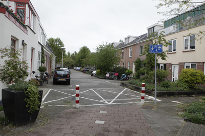 903169 Gezicht in de Bollenhofsestraat te Utrecht, uit het zuiden, vanaf de Gildstraat.